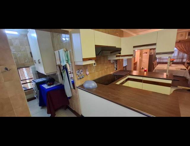 4 BEDROOM HOUSE FOR SALE IN OVERPORT